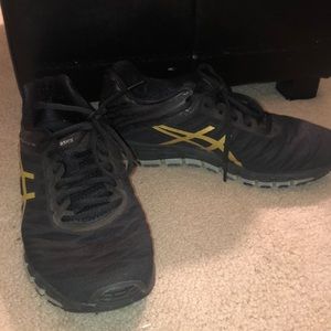 Women’s tennis shoes